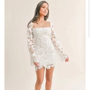 Anna Rae White Lace Dress with Flowy Sleeves - NWT - Small